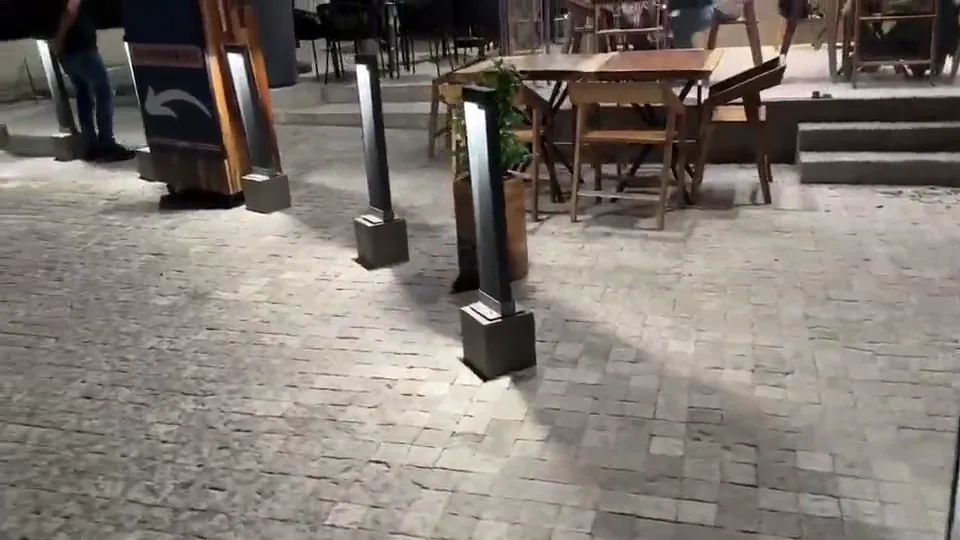 Plaza con bolardos